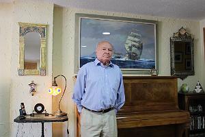 4 Francis Chapelet devant une marine de son pere Roger   Alicante 19-5-2017